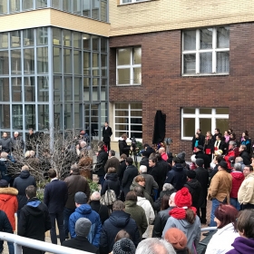 Na VŠE proběhlo slavnostní odhalení pamětní desky bývalého studenta VŠE Jana Palacha