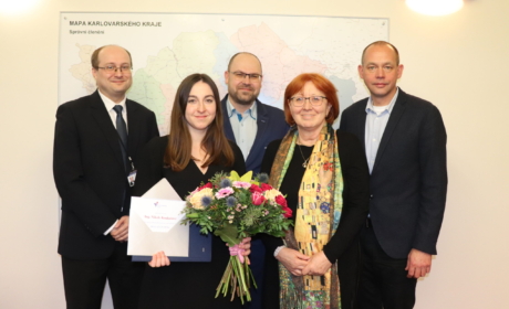 Úspěšná diplomantka KREG Nikola Koukalová získala ocenění od hejtmana Karlovarského kraje